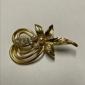 Vintage Gold Tone Brooch Faux Pearls Clear Rhinestone Floral Leaf Swirl